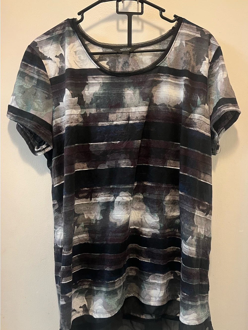 Simply Vera Vera Wang Black & Gray Abstract Stripe Short Sleeve Top